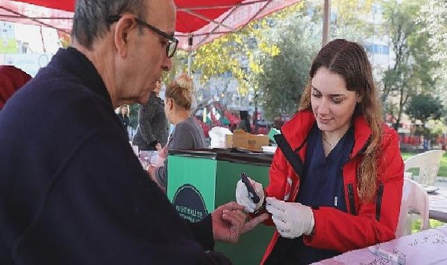 Gemlik Belediyesi, Dünya Diyabet Günü’nde Gemliklilerin kan şekerini ölçtü.