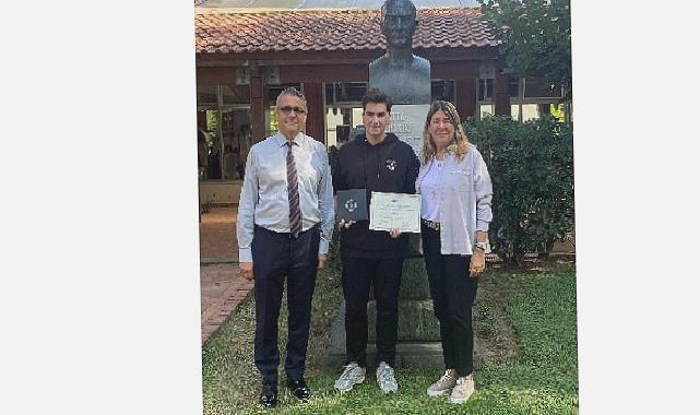 İzmir Amerikan Koleji öğrencisi, görme engelli bireyler için geliştirdiği uygulamayla Apple Challenge’ı kazandı  