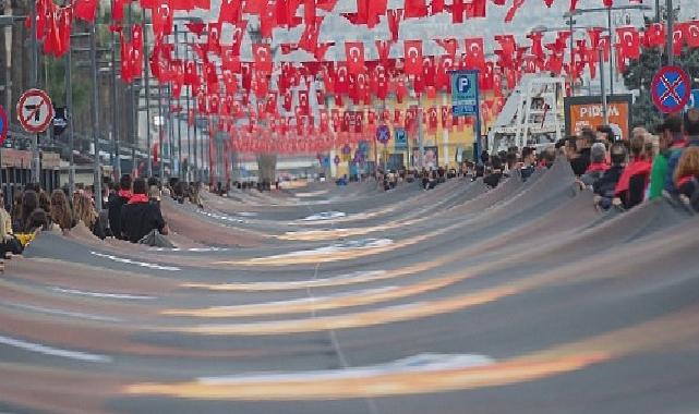 İzmir Ata’ya saygı için 350 metrelik posterle yürüdü