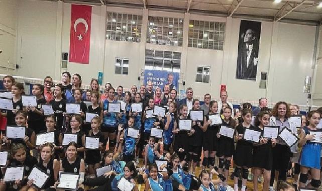 Voleybol Şenliği’nde 800 çocuk buluştu