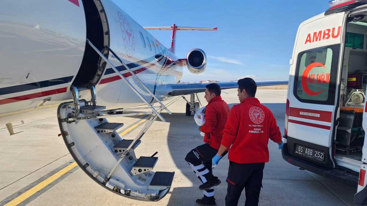 Yenidoğan bebek için kalp rahatsızlığı olan bebek için uçak ambulans kalkış yapıyor.