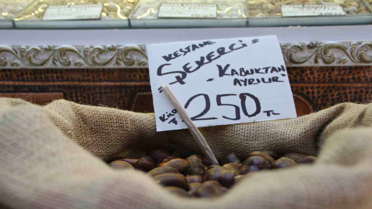 Kestane tezgaha düştü ve vatandaşlar yoğun ilgi gösterdi.