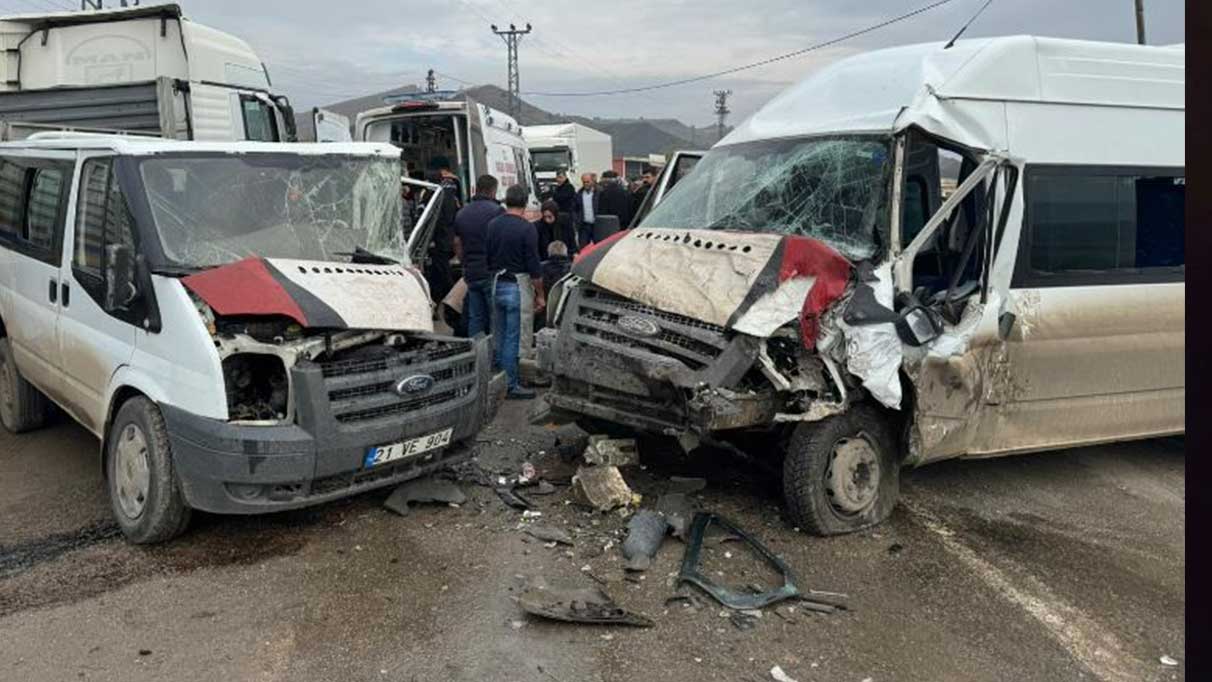 Şırnak’ta meydana gelen kaza sonucunda 18 kişi yaralandı: İki minibüs çarpıştı