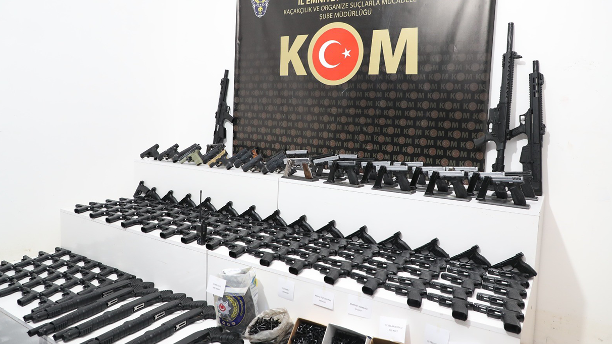 Silah kaçakçılarına yönelik “Kafes” operasyonunda büyük miktarda silah ve mühimmat ele geçirildi