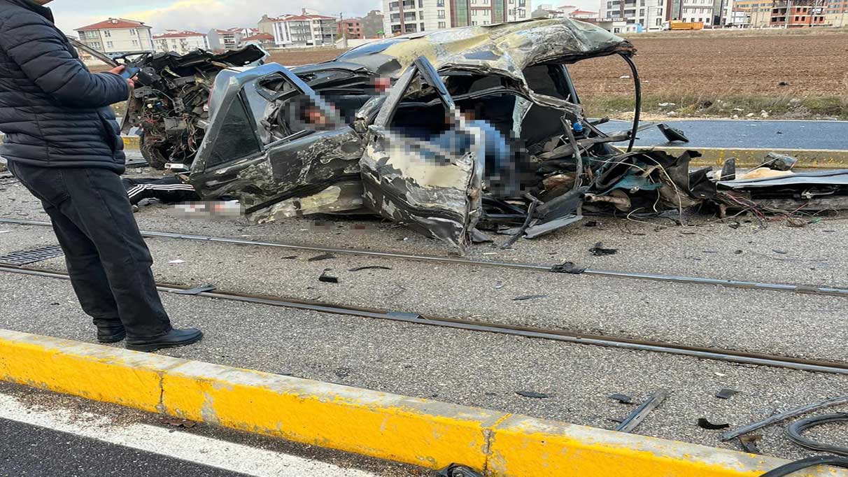 Eskişehir’de meydana gelen kaza sonucu otomobil direğe çarptı, ölü ve yaralılar var. arasında. Araç ikiye bölündü!