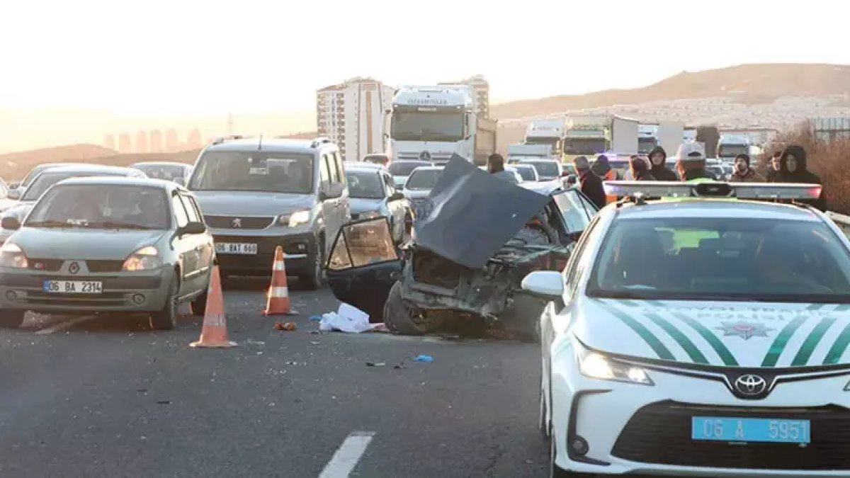 Ankara’da Otomobilin Kamyona Çarpması Sonucu 1 Kişi Öldü, 4 Kişi Yaralandı