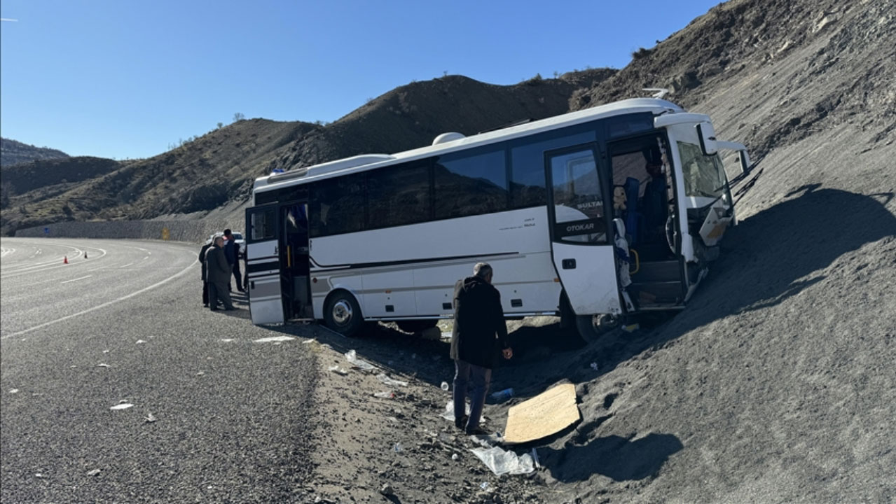 27 kişi yaralı: Diyarbakır’da midibüs yokuşta kontrolden çıktı ve yamaca çarptı