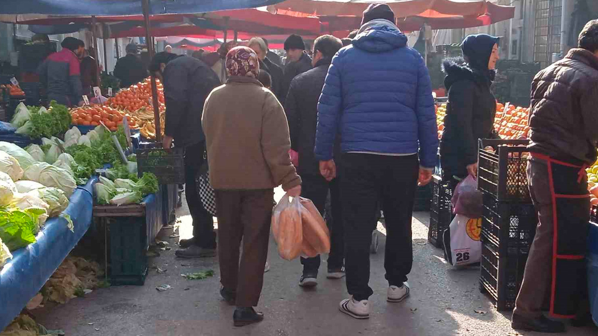 Vatandaşlar yılbaşı öncesi semt pazarlarına yoğun ilgi gösteriyor.