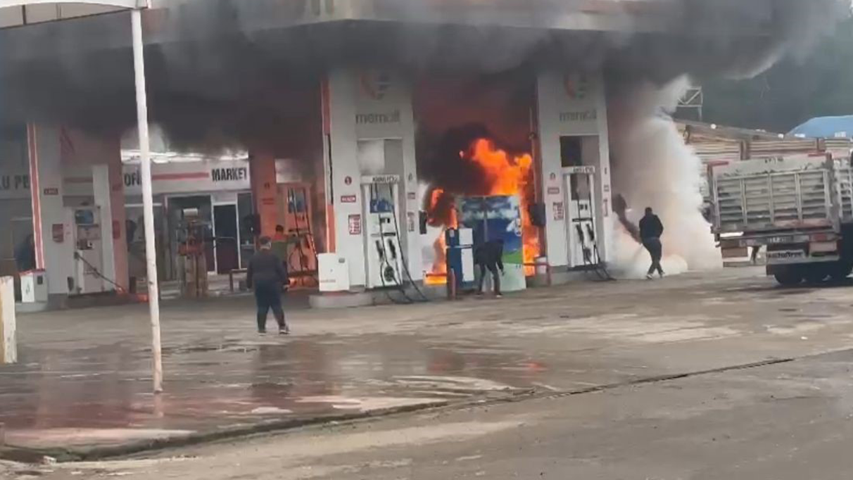 Diyarbakır’da akaryakıt istasyonunda korkutan yangın başlıklı haber yeniden yazıldığında:
Diyarbakır’da bir akaryakıt istasyonunda meydana gelen korkutan yangın