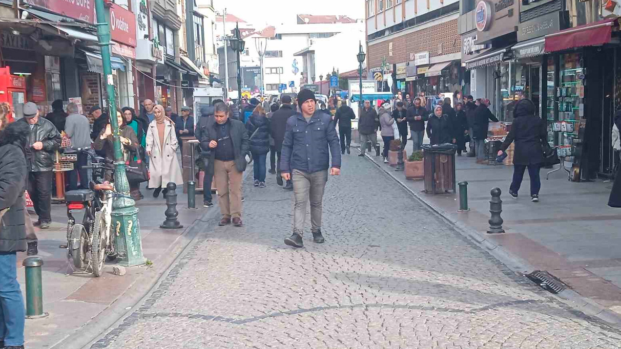 Cadde ve sokaklar, bir günlük tatilin ardından yeniden canlandı.