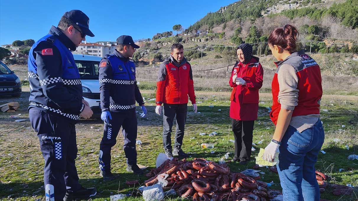 Muğla’da yol kenarına atılan 100 kilogram bozuk sucuk imha edildi.