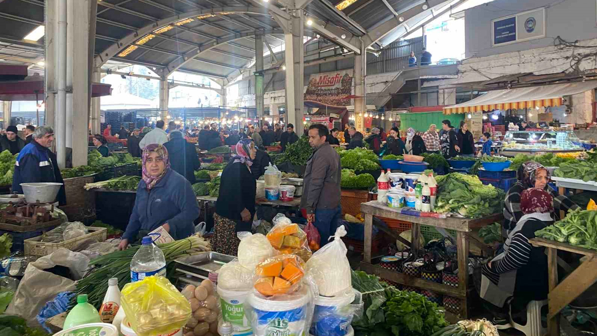 Halk pazarında fiyatlar indi