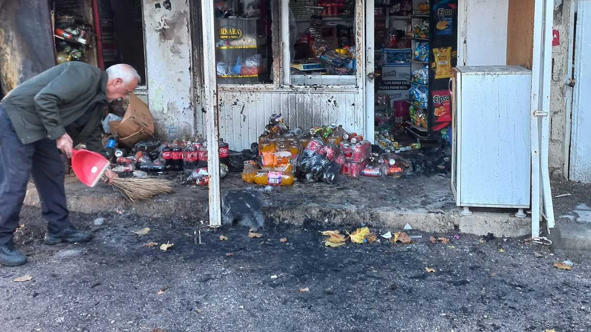 Bakkalda yangın çıktı ve büyük bir korku yarattı.