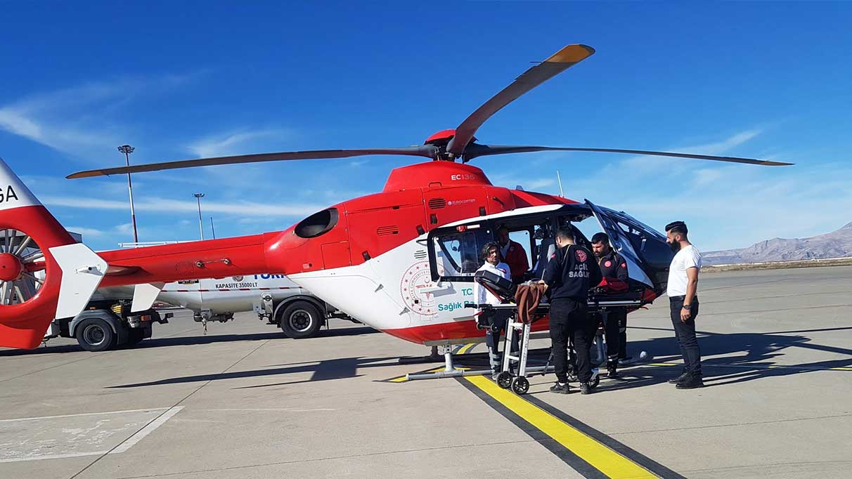 Cizre’de 6 aylık Büşra için ambulans helikopter havalanıyor.