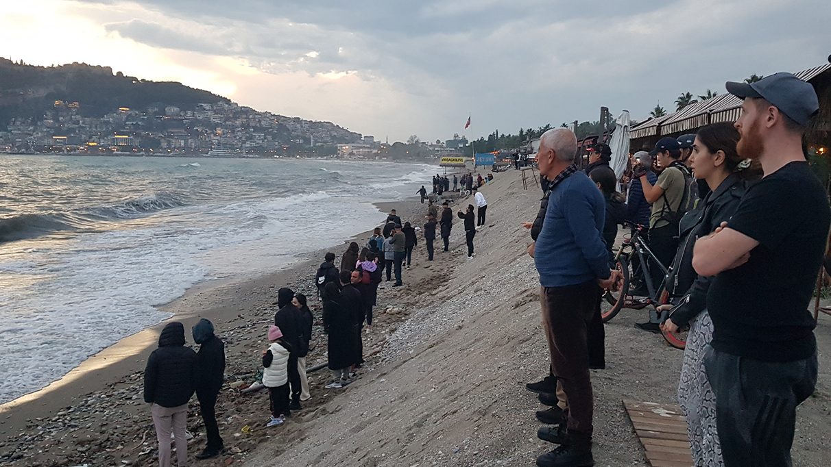 Alkol almış bir adam, denize girerek hayatını kaybetti.