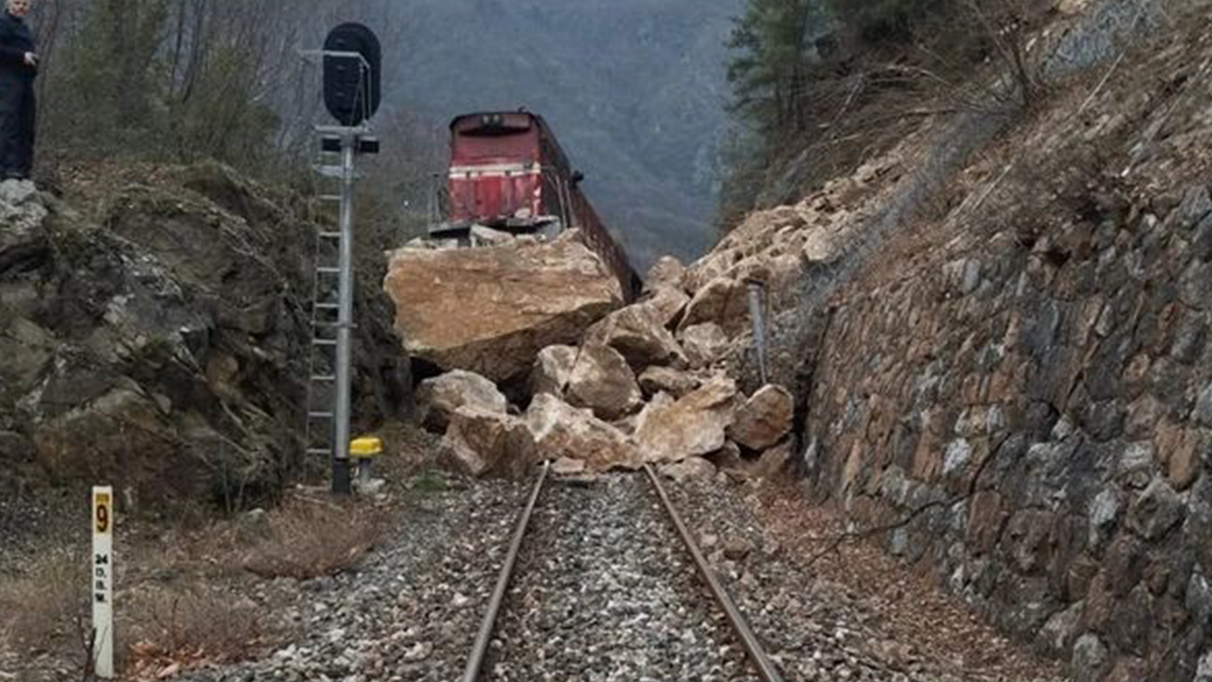 Yük trenini raydan çıkaran kayalardan dolayı demir yolu kapanıyor.