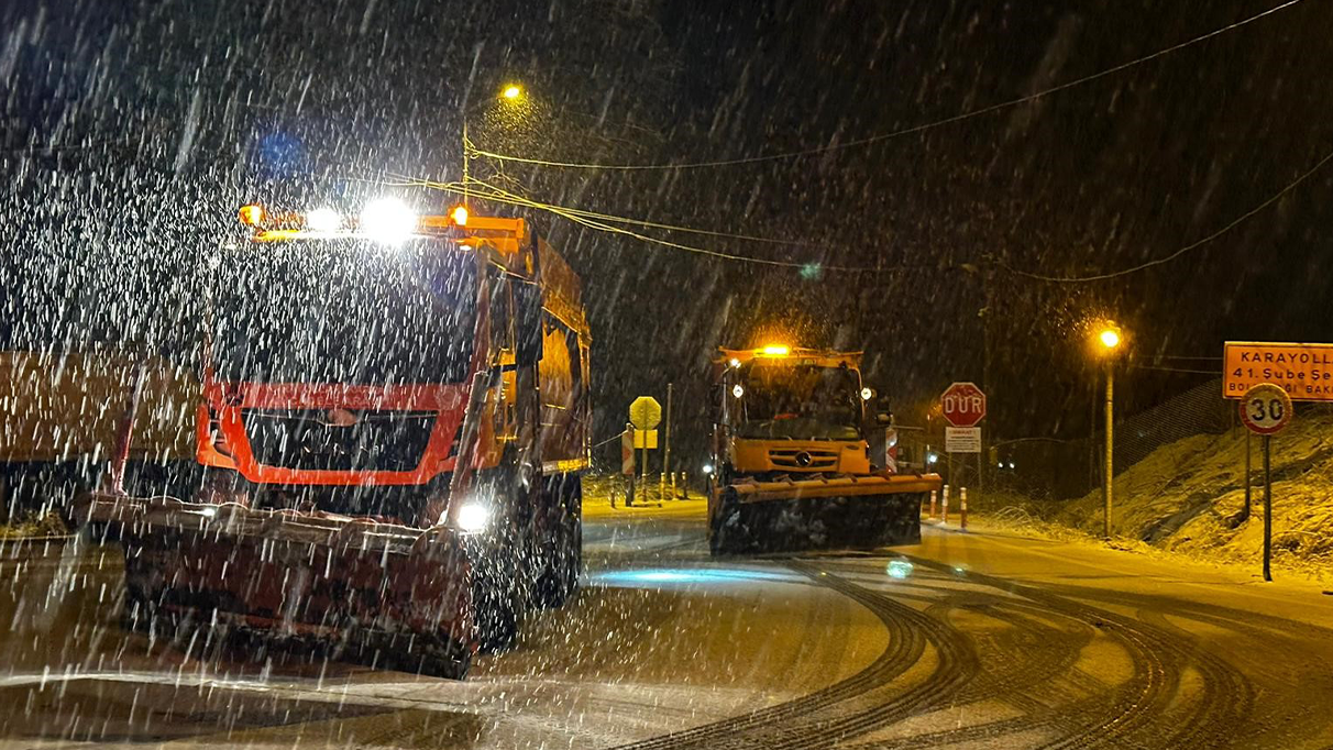 Bolu Dağı’nda kar yağışı başladı, kar kalınlığı 5 santimetreye ulaştı.