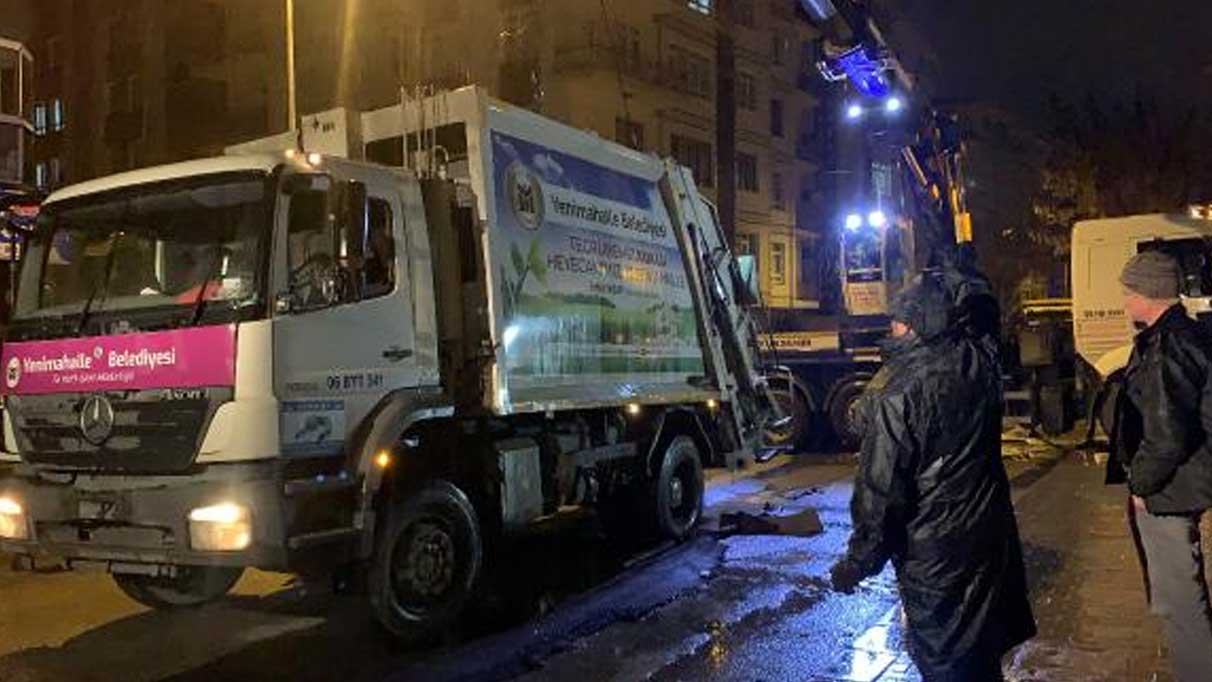 Ankara’da şiddetli yağmur sonucu bir yol çöktü.