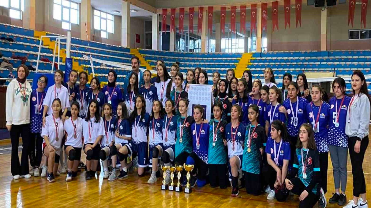 Aşkale’de Voleybol Rüzgarı Esti