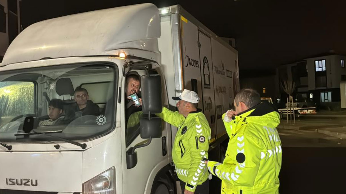 Düzce polisi tarafından yapılan şok denetimde 278 bin TL değerinde ceza kesildi.