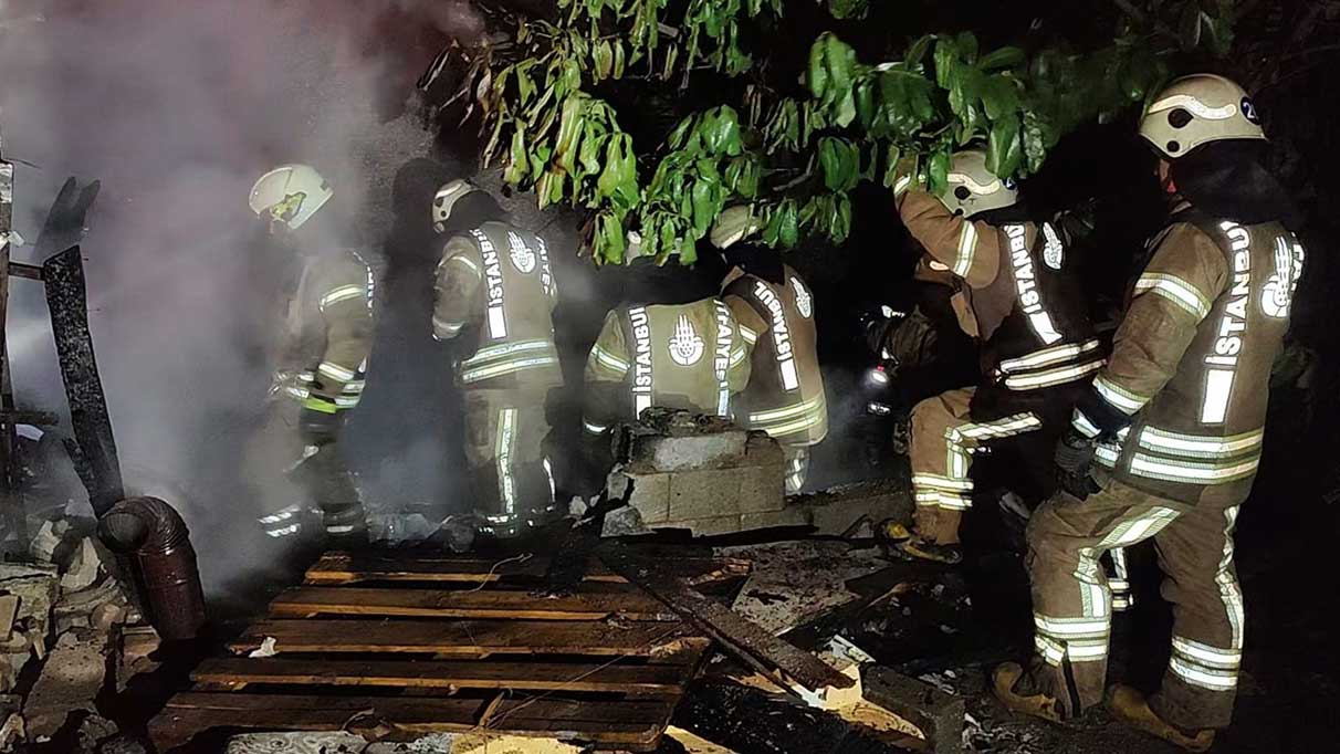 Şişli’de baraka yangınında park halindeki araçlar kül oldu!