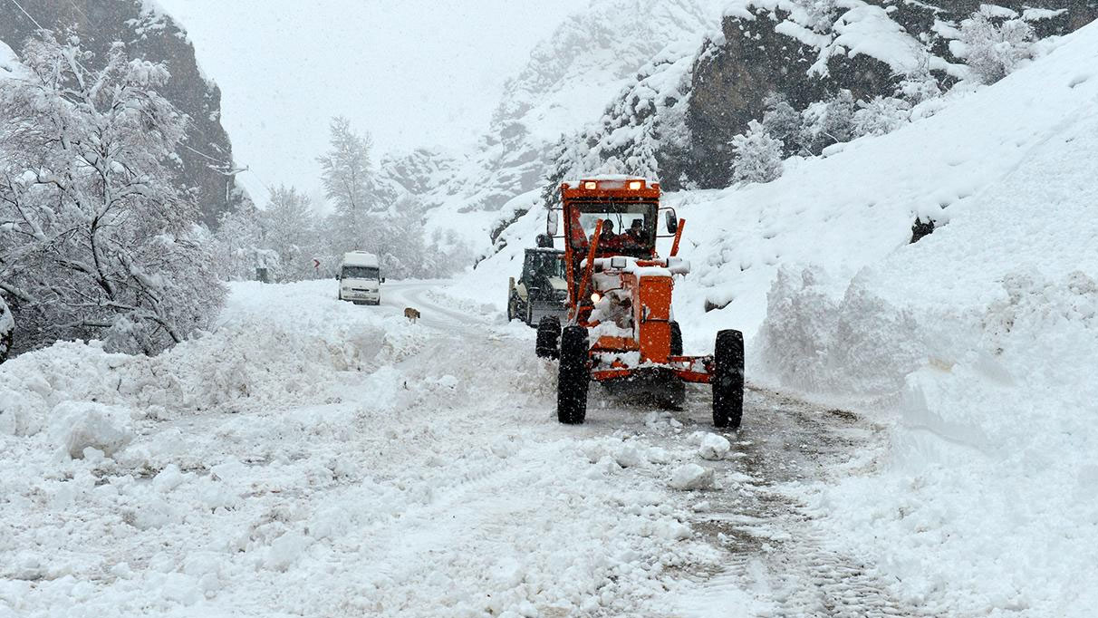 Kar yağışı sebebiyle 28 köy yolunda ulaşım durduruldu.