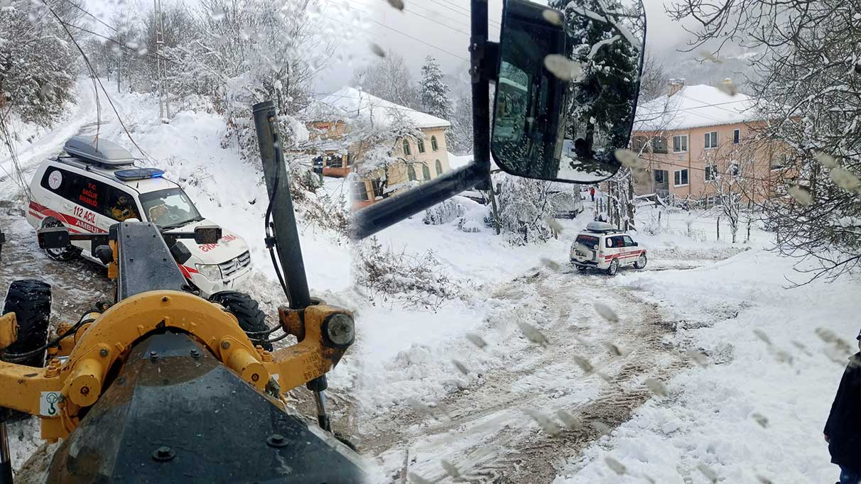 Sinop’ta karla kaplı yol açılarak hastaya ulaşıldı ve müdahale edildi.