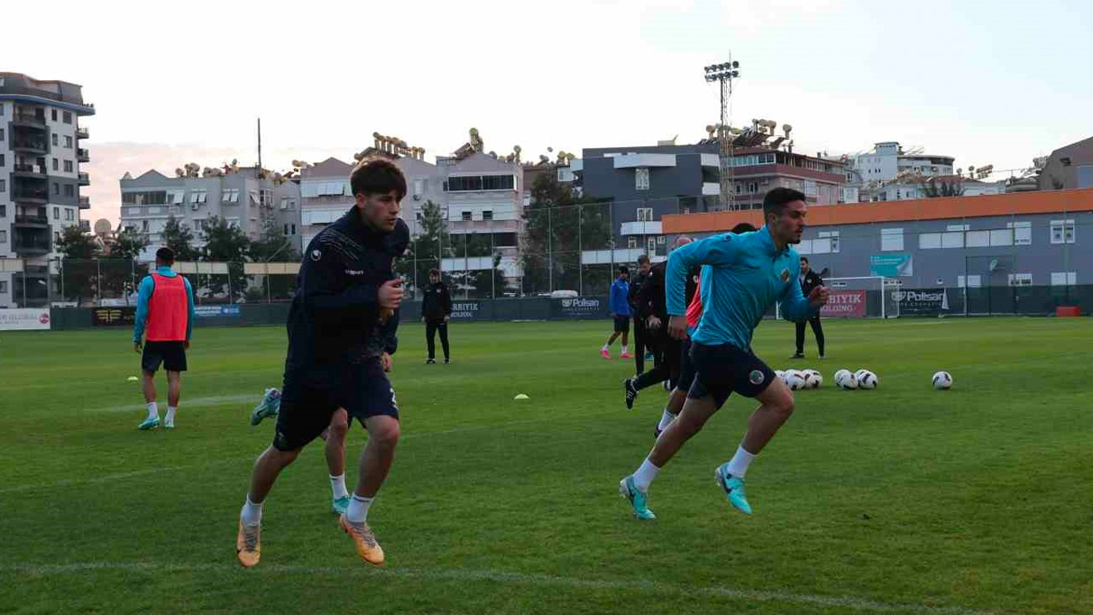 Alanyaspor, yeni sezon için antrenmanlara başladı.