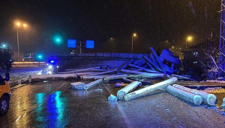 Tokat’ta tomruk taşıyan bir TIR devrildi