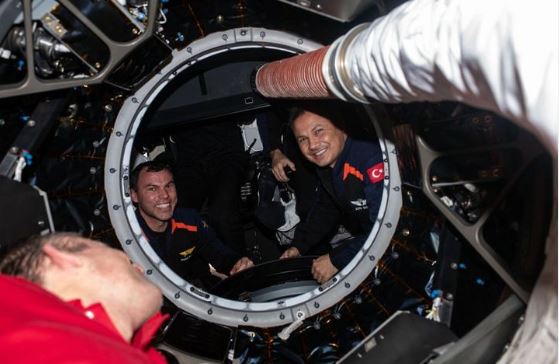 Astronot Alper Gezeravcı kapsüldeki deneyiminin mutluluğunu paylaştı ve fotoğrafını yayınladı