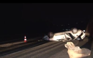 Otomobil 15 metre yükseklikten düşerek karayoluna çakıldı, 2 kişi hayatını kaybetti