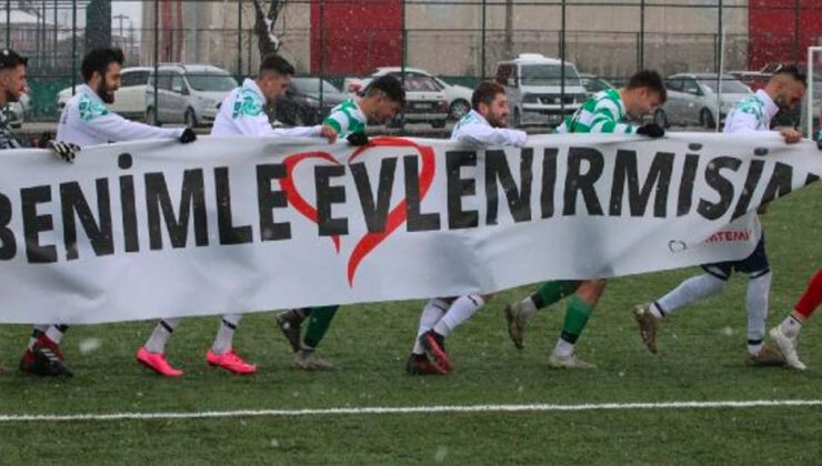 Yeşil Sahada Sevgilisine Romantik Bir Sürpriz Yapan Futbolcu