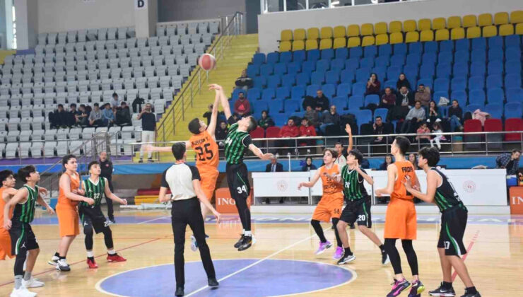 “U-14 Basketbol İkinci Bölge Şampiyonası Afyonkarahisar’da başladı” başlıklı haberi yeniden yazarsak,
 “Afyonkarahisar’da düzenlenen U-14 Basketbol İkinci Bölge Şampiyonası başladı” şeklinde olabilir.