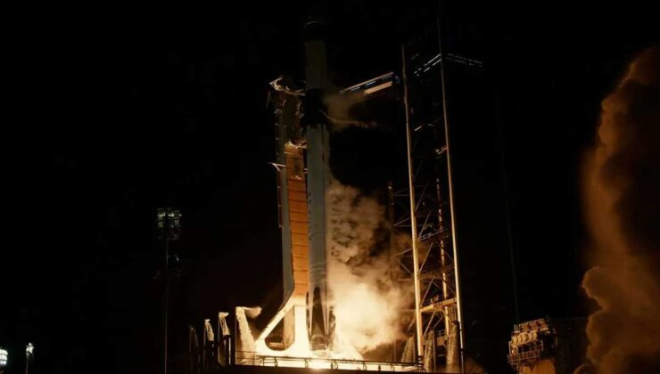 Falcon-9 roketi, Dragon uzay aracını başarılı bir şekilde uzaya fırlattı.