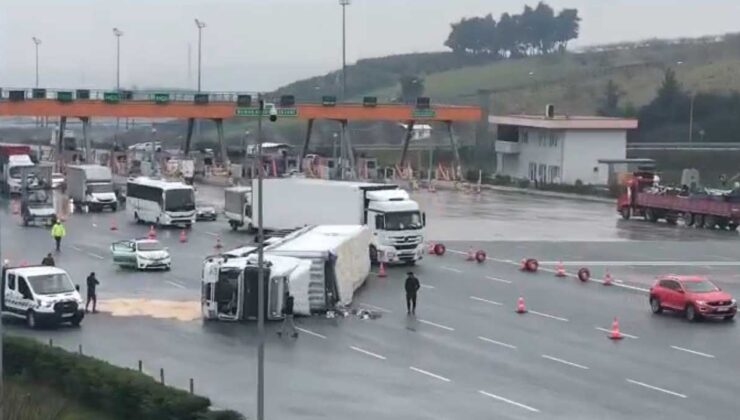 Bursa’da tır sürücüsünün direksiyon hakimiyetini kaybederek devrildi.