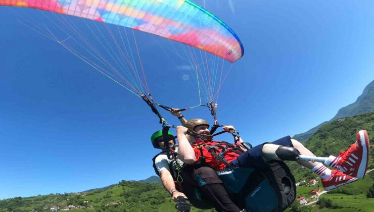 Engelliler için unutulmaz bir deneyim: Yamaç paraşütü ile Üçkardeşler Tepesi’nde uçuş!
