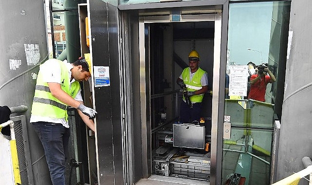 İzmir’de üst geçitlerde arızalı asansörler tamir ediliyor