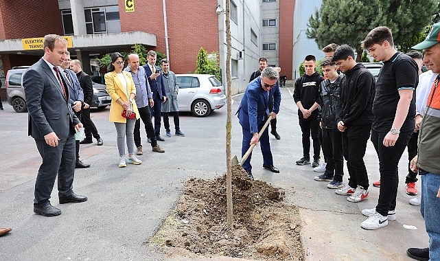 Başkan Mutlu Okullarda Ağaç Dikti!